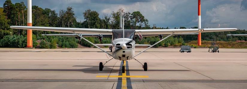 A photo of a Cessna 172 sitting on an apron. 