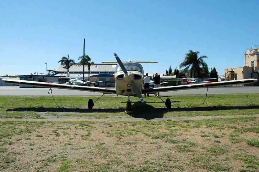 VH-JAM_Piper_PA-38-112_Tomahawk_II_AV8_Brisbane_(7469770408)