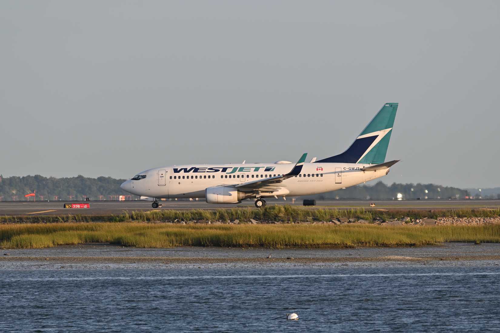 Westjet_737-700_C-GWJT_at_Boston